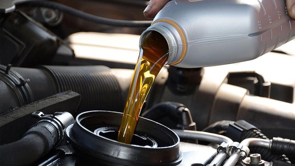 Ganti Oli Mobil: Jarak Tempuh atau Waktu Pakai?
