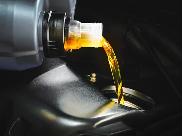 Oli Mobil vs Motor: Perbedaan Fatal & Risiko Penggunaan