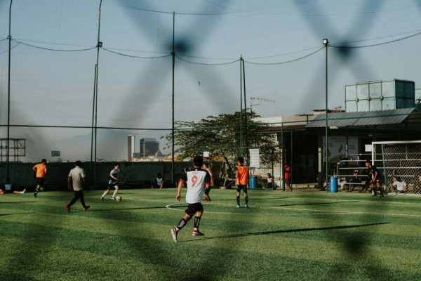 Sepatu Mini Soccer vs Futsal: Pilih Mana yang Tepat?