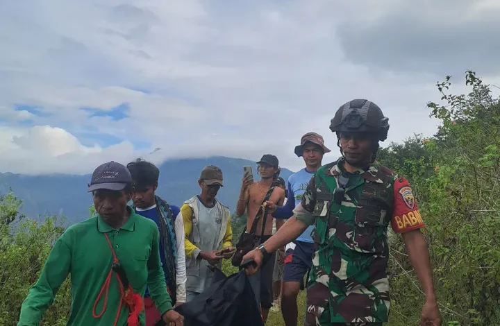 Mayat Misterius Ditemukan Gantung Diri Hutan Risa: Evakuasi Tim SAR