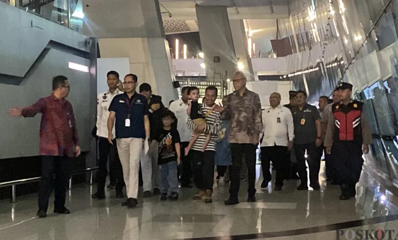 Pulang! 11 WNI Dievakuasi dari Iran, Kisah Haru Perjalanan Panjang