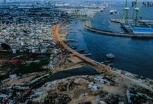 Raksasa Beton Penyelamat Pantai: Mega Proyek Giant Sea Wall, Mahal Tapi Layak?