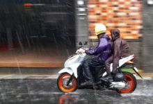 Tips Aman Berkendara Motor Saat Hujan: Hindari Bahaya!