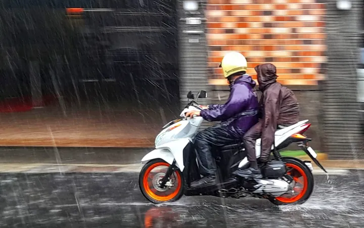 Tips Aman Berkendara Motor Saat Hujan: Hindari Bahaya!