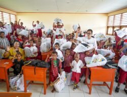 Perluas Program SESAMA, Pertamina Salurkan Perlengkapan Sekolah Bagi Ratusan Murid di Sentani