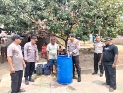 Polres SBB Salurkan 5600 Liter Air Bersih di Desa Morekau